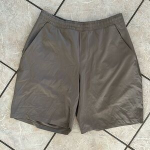 Lulemon men’s sand colored shorts lined